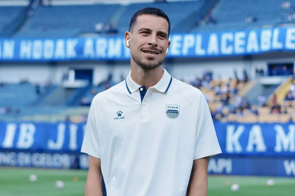 Thom Haye resmi diperkenalkan sebagai pemain baru Persib Bandung musim 2025/26. (Sumber: Instagram/@persib)