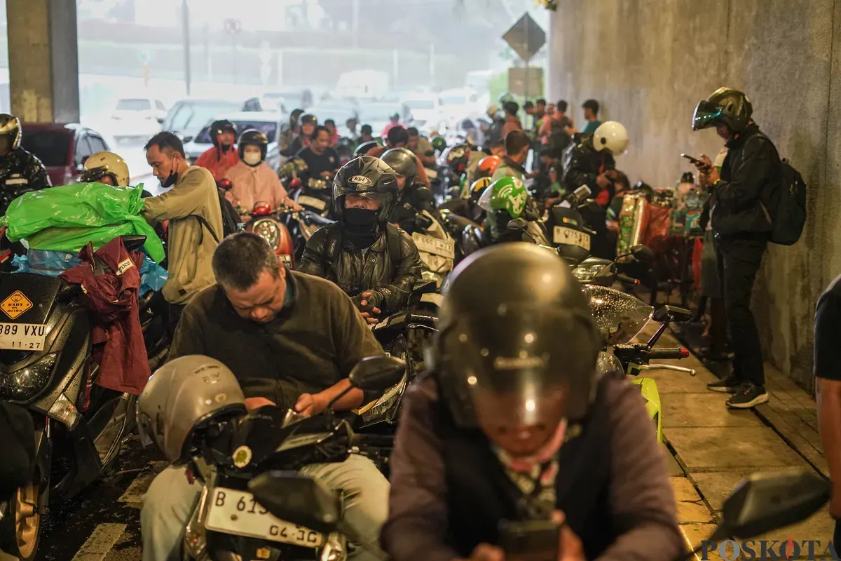 Sejumlah pengendara sepeda motor berteduh saat hujan di Terowongan Jalan R.M Margono Djojohadikoesoemo, Jakarta, Selasa, 9 September 2025. (Sumber: Poskota/Bilal Nugraha Ginanjar)