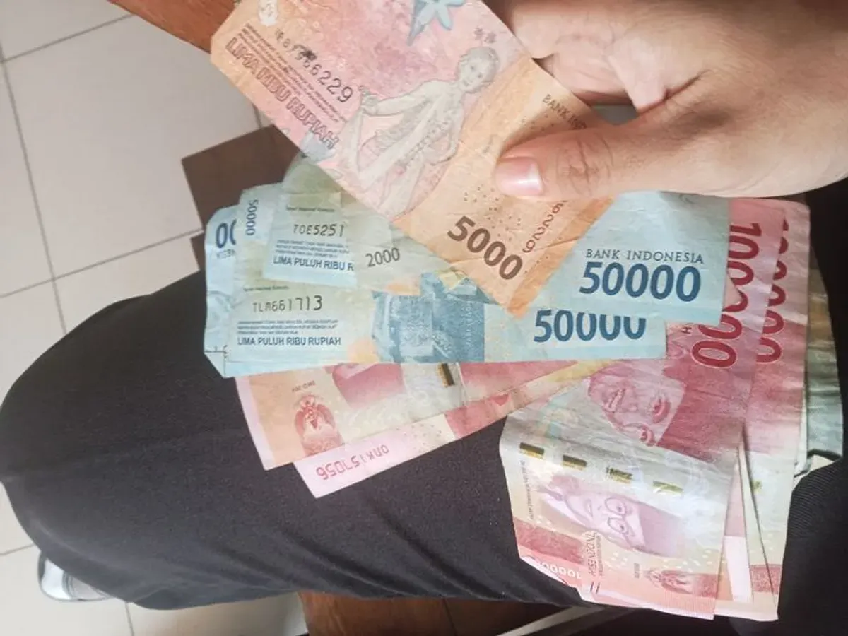 lustrasi pekerja menerima Bantuan Subsidi Upah (BSU) 2025 melalui bank penyalur resmi pemerintah. (Sumber: Pinterest)