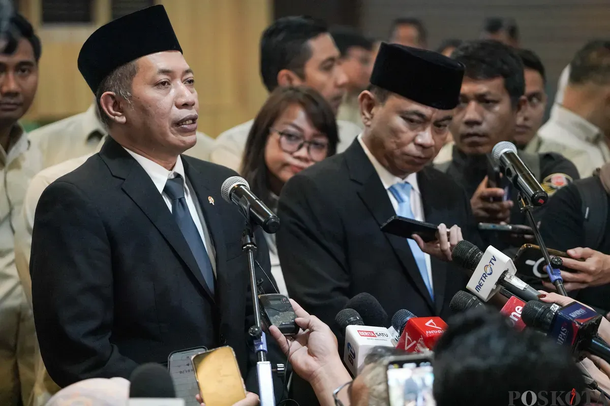 Menteri Koperasi dan Usaha Mikro Kecil Ferry Juliantono menadatangani berita acara serah terima jabatan dari pejabat lama Budi Arie Setiadi saat serah terima jabatan di Kemenkop, Jakarta, Selasa, 9 September 2025. (Sumber: Poskota/Bilal Nugraha Ginanjar)