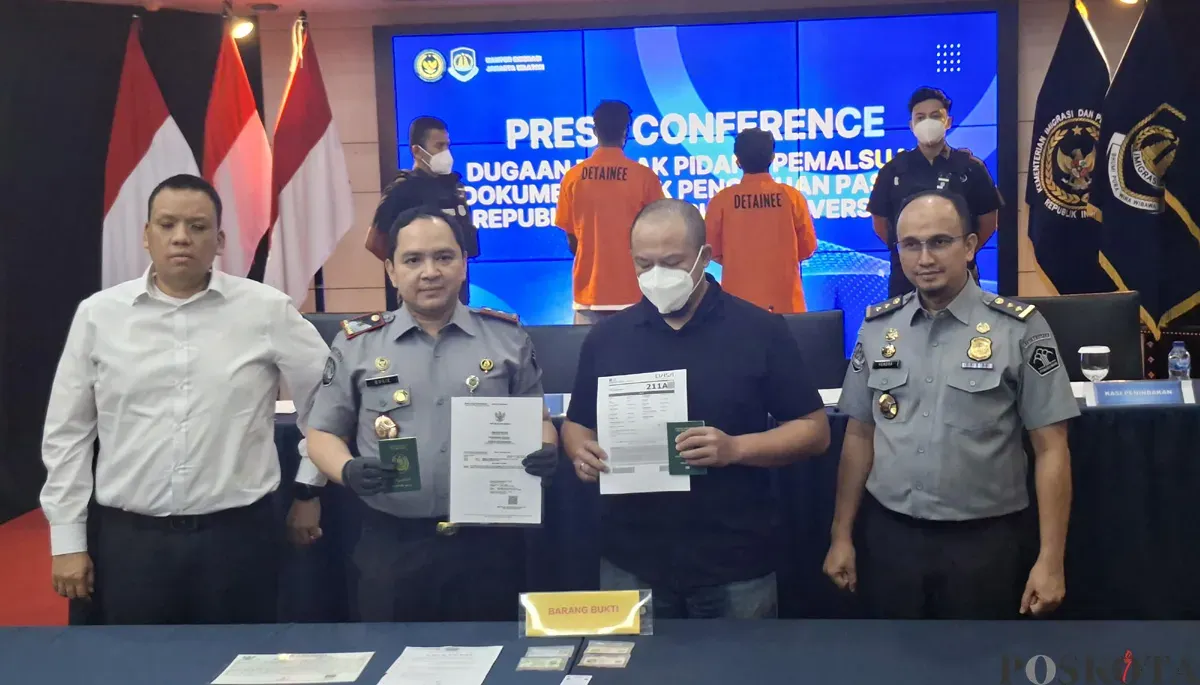 Jajaran Imigrasi Kelas I Jakarta Selatan menunjukkan barang bukti pemalsuan dokumen paspor dan overstay. (Sumber: POSKOTA | Foto: Angga Pahlevi)