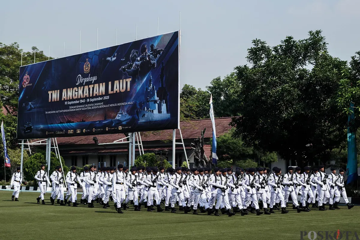 Kepala Staf Angkatan Laut (KASAL) Laksamana TNI Muhammad Ali memeriksa pasukan saat memimpin Upacara HUT ke-80 TNI AL di Markas Komando Armada Gunung Sahari, Jakarta, Rabu, 10 September 2025. (Sumber: Poskota/Bilal Nugraha Ginanjar)
