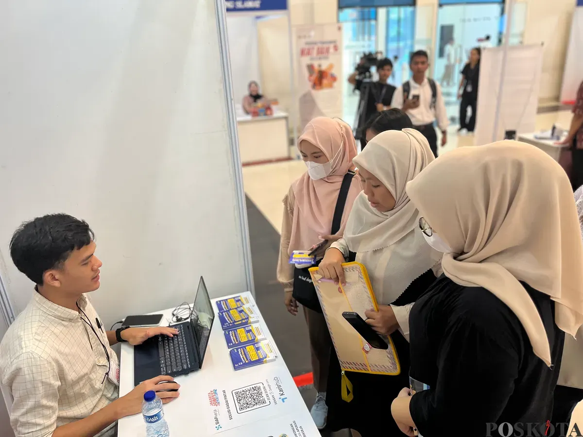 Gelaran Jobfair di GOR Cengkareng, Jakarta Barat, ramai dipadati calon pelamar pekerjaan, Selasa, 16 September 2025. (Sumber: Poskota/Pandi Ramedhan)