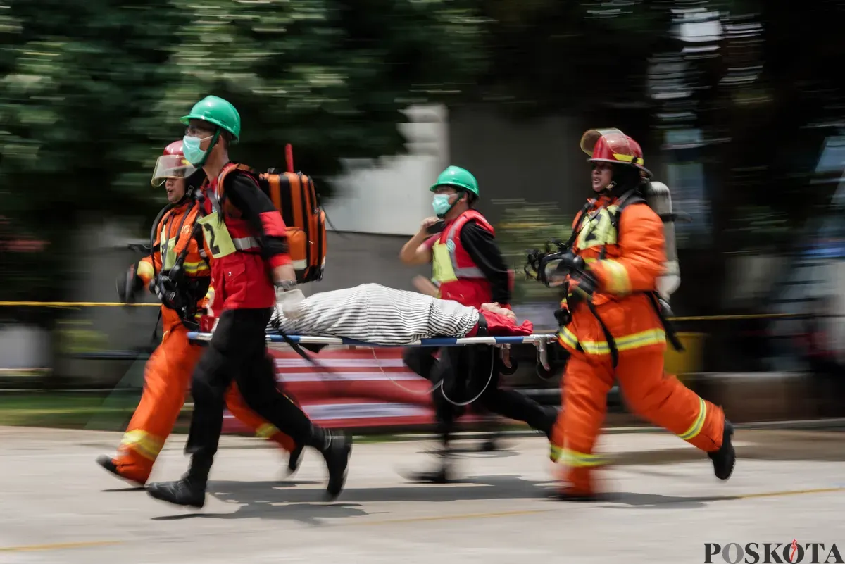 Relawan pemadam kebakaran berupaya memadamkan api menggunakan Alat Pemadam Api Ringan (APAR) pada Jakarta Fire Safety Challenge 2025 di Kantor Dinas Penanggulangan Kebakaran dan Penyelamatan (Gulkarmat) DKI Jakarta, Selasa 16 September 2025. (Sumber: Poskota/Bilal Nugraha Ginanjar)