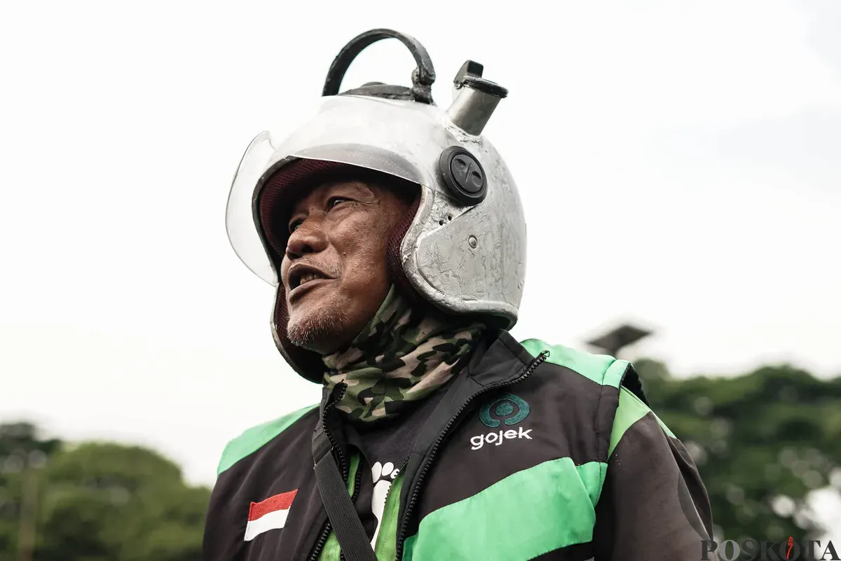 Sejumlah pengemudi ojek daring mengikuti aksi di depan Gedung DPR, Jakarta, Rabu, 17 September 2025. (Sumber: Poskota/Bilal Nugraha Ginanjar)