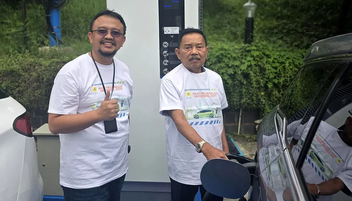 Manager PLN UP3 Kramat Jati, Beny Indra Praja (kiri), bersama perwakilan komunitas kendaraan listrik, melakukan simulasi pengisian daya mobil listrik di SPKLU Ultra Fast Charging Graha Dirgantara. (Sumber: Dok PLN UID Jakarta Raya)