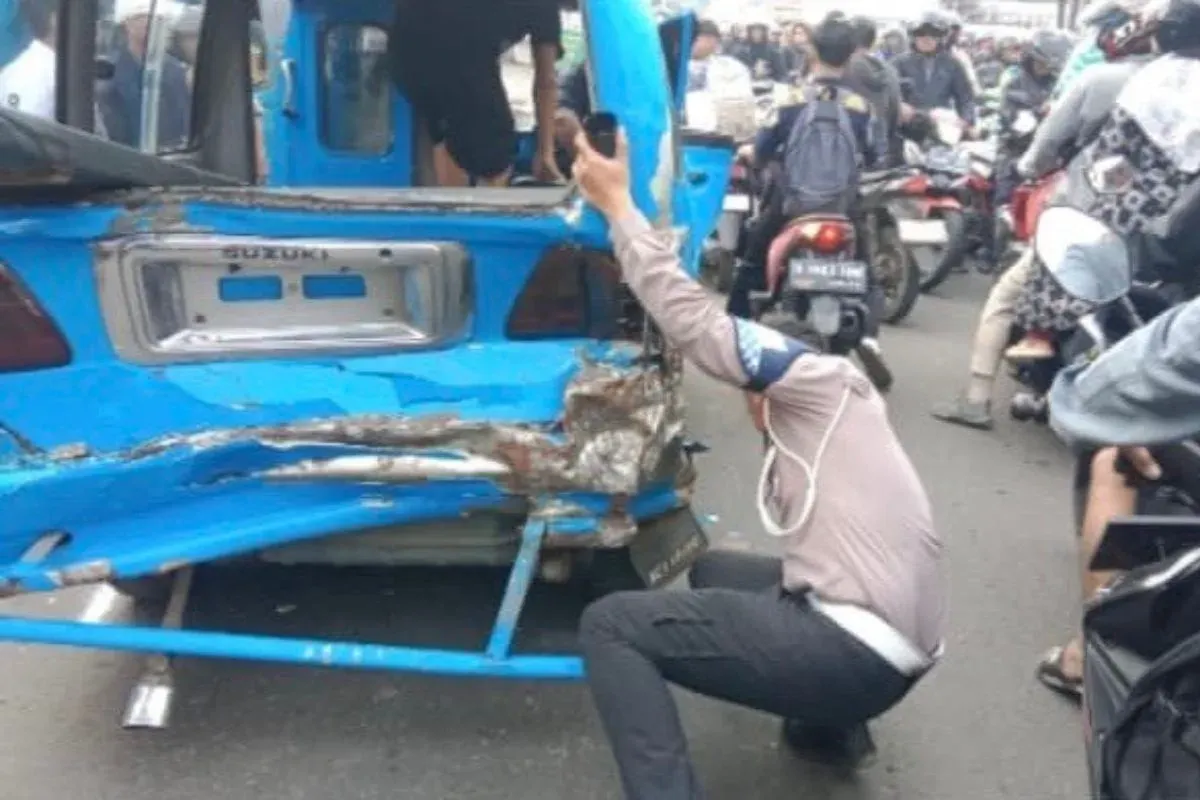 Polisi melakukan olah TKP pasca kecelakaan beruntun di Jalan Raya Cileungsi-Jonggol, Kabupaten Bogor, Rabu, 17 September 2025. (Sumber: Dok. Polres Bogor)