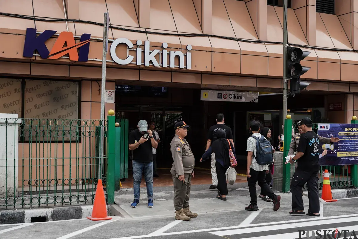 Warga menyeberang jalan menggunakan pelican crossing di sisi timur Stasiun Cikini, Jakarta, Senin, 15 September 2025. (Sumber: Poskota/Bilal Nugraha Ginanjar)