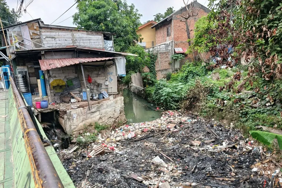 Tumpukan sampah menutupi aliran Kalibaru di Jalan Kalibaru Timur, Medan Satria, Kota Bekasi, Rabu, 17 September 2025. (Sumber: Poskota/Nurpini Aulia Rapika)