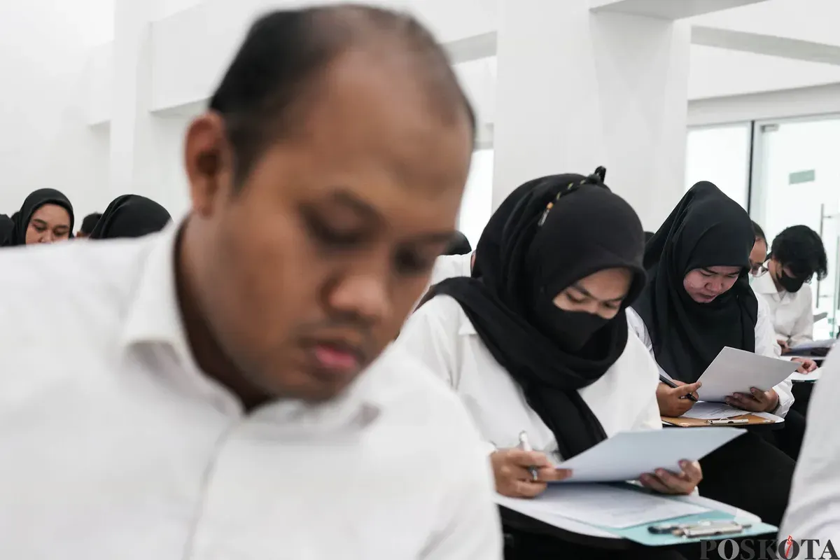 Peserta mengikuti tes uji tulis perekrutan Pasukan Putih di GOR Johar Baru, Jakarta, Kamis, 11 September 2025. (Sumber: Poskota/Bilal Nugraha Ginanjar)