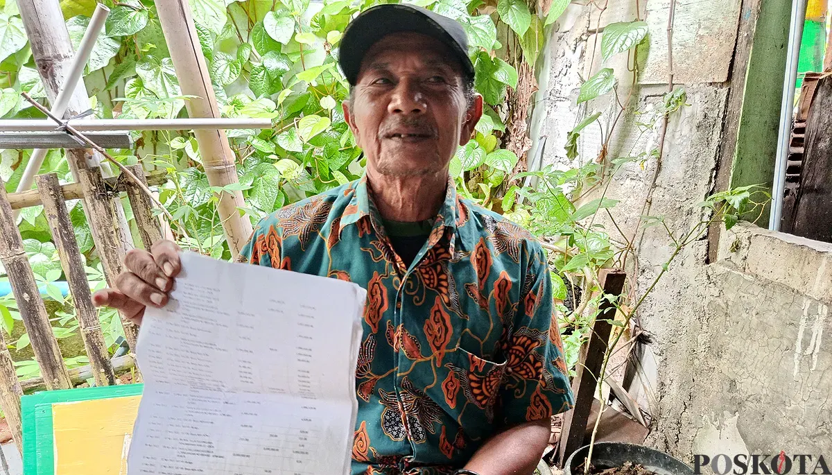 M Husin, petugas keamanan Puskesmas Teluk Pucung, Bekasi Utara, menunjukkan bukti mutasi rekening miliknya kepada awak media pada Kamis, 18 September 2025. (Sumber: POSKOTA | Foto: Nurpini Aulia Rapika)