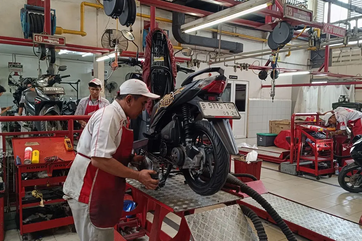 Pelanggan menikmati promo diskon 30 persen servis motor Honda plus voucher suku cadang Rp160 ribu. (Sumber: Dok. Wahana Honda)