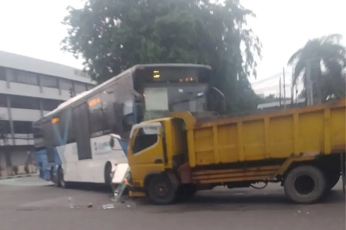 Bus TransJakarta dan truk terlibat kecelakaan di kawasan Jalan Cideng Timur, tepatnya persimpangan dekat RSUD Tarakan, Jakarta Pusat, Kamis, 18 September 2025. (Sumber: Instagram/@jakarta.terkini)