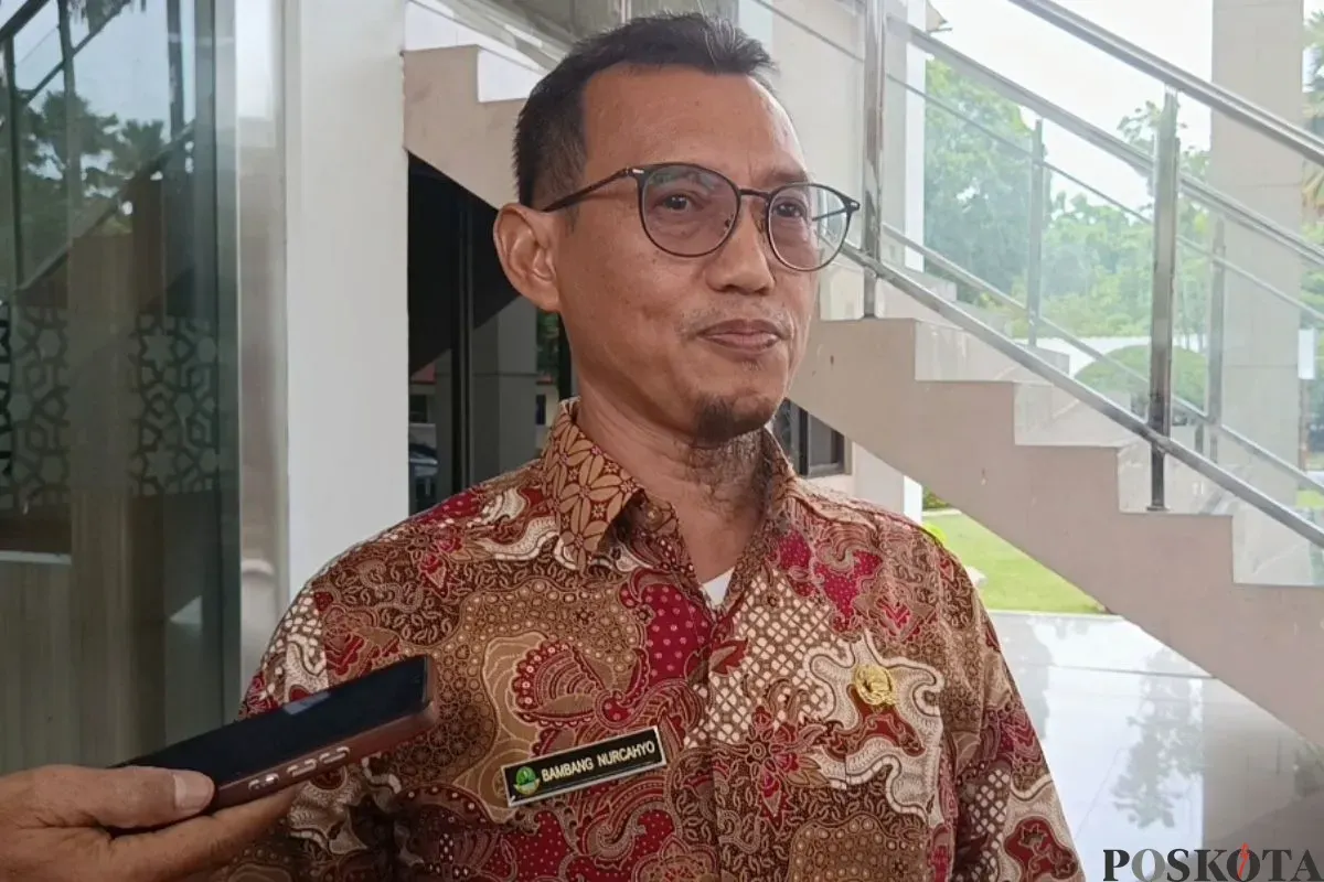 Kepala SMKN 1 Cikarang Barat, Bambang Nurcahyo, memberikan keterangan tentang kasus perundungan di Gedung DPRD Kabupaten Bekasi, Jumat, 19 September 2025. (Sumber: Poskota/Nurpini Aulia Rapika)