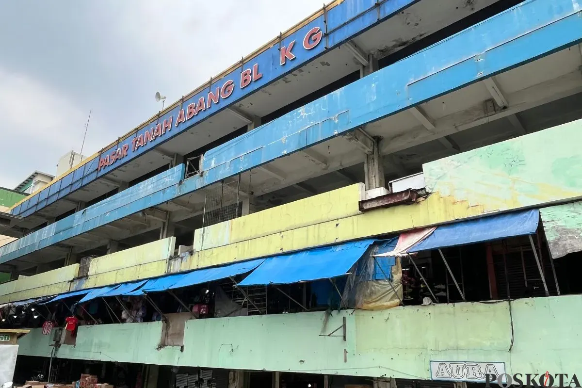 Pedagang sayur mayur di Pasar Blok G, Tanah Abang, Jakarta Pusat, mengeluhkan kondisi pasar yang semakin hari semakin sepi pengunjung, Jumat, 19 September 2025. (Sumber: Poskota/Pandi Ramedhan)