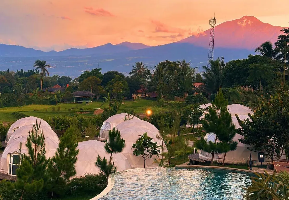 Salah satu rekomendasi glamping di Bogor yang menawarkan view gunung Salak dan Gede-Pangrango, Lenirra Glamping (Sumber: Instagram/@lenirra_resto)