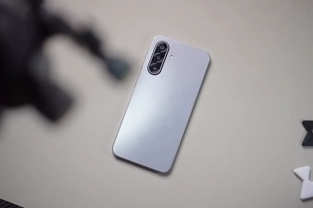 Salah satu daftar rekomendasi HP kamera ultra wide terbaik dengan harga 2 jutaan, Samsung Galaxy A17 5G di Indonesia (Sumber: YouTube/alistudio gadget)