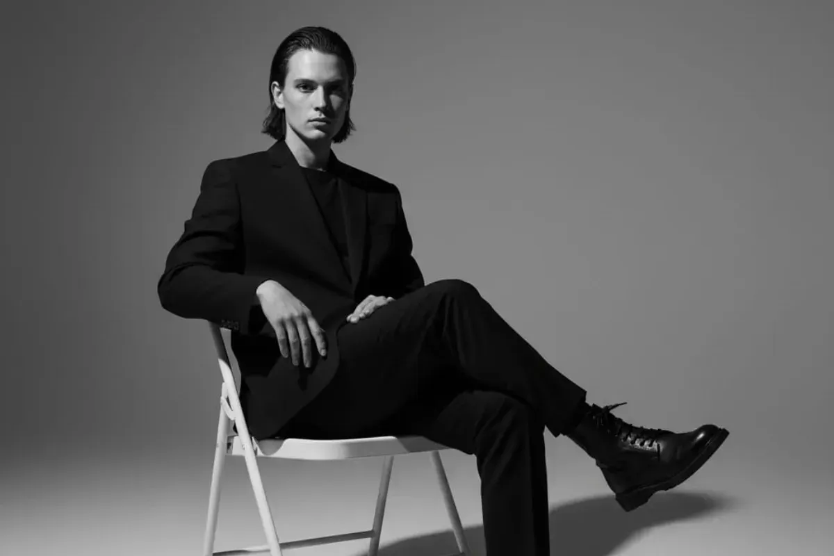 Jangan salah pilih prompt! Artikel ini mengupas 8 contoh prompt Gemini AI terbaik untuk foto studio yang menakjubkan. Hasilkan potret profesional, gaya polaroid, hingga atmosfer sporty dengan hasil maksimal. (Sumber: Poskota/Gemini AI)
