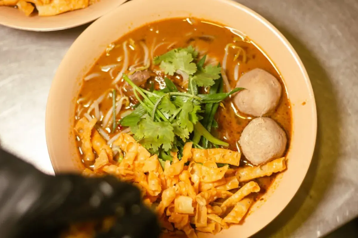Ilustrasi kuliner Thailand yang ada di Blok M. (Sumber: Instagram/@phiinong_noodle)