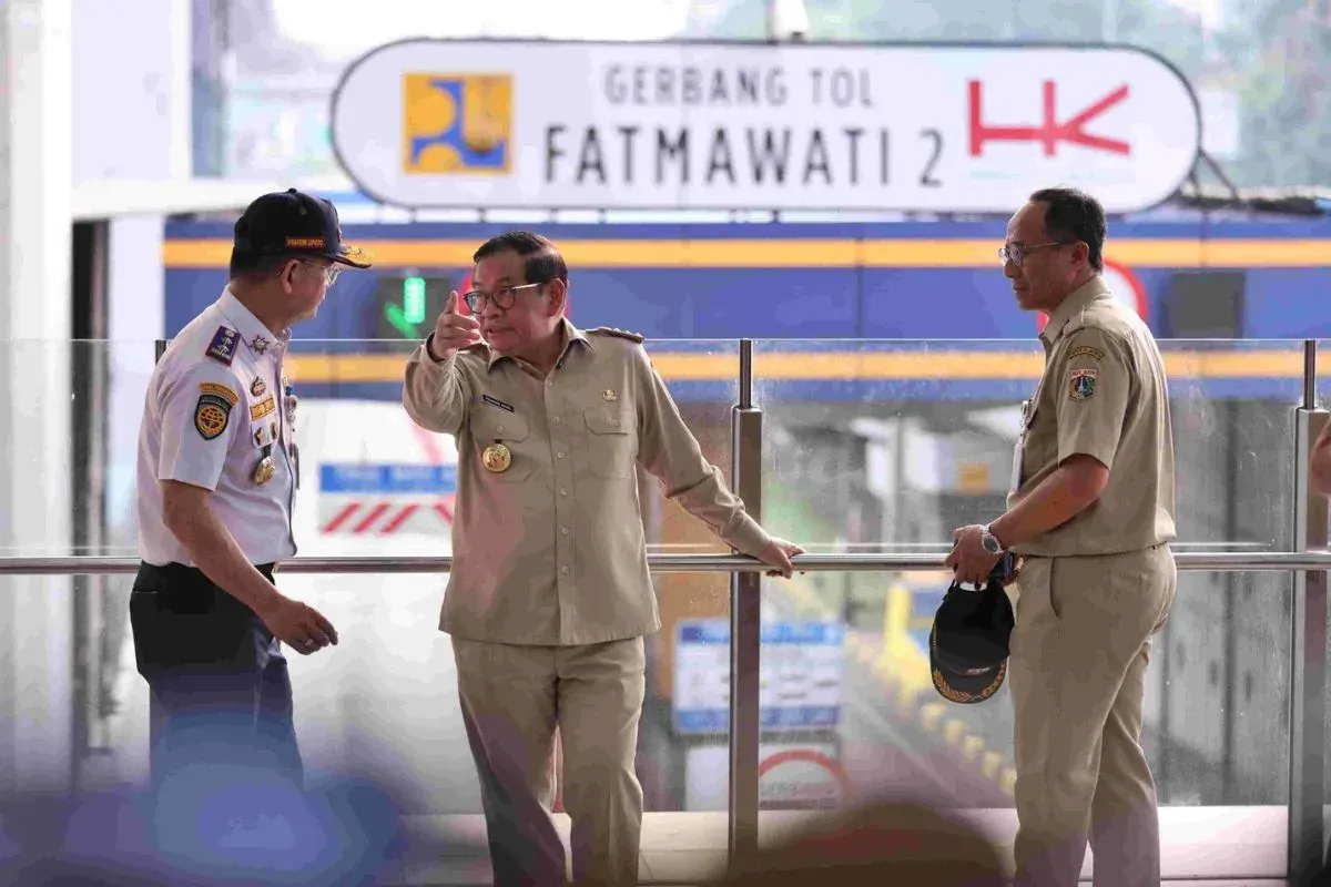 Gubernur Jakarta, Pramono Anung memantau uji coba tarif gratis gerbang Tol Fatmawati 2. (Sumber: jakarta.go.id)