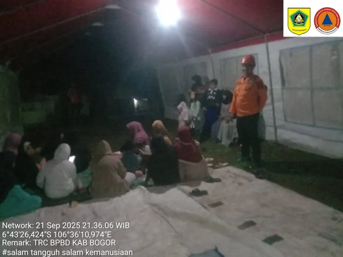 BPBD Kabupaten meninjau tenda darurat yang dibangun warga karena was-was gempa susulan. (Sumber: BPBD Kabupaten Bogor)