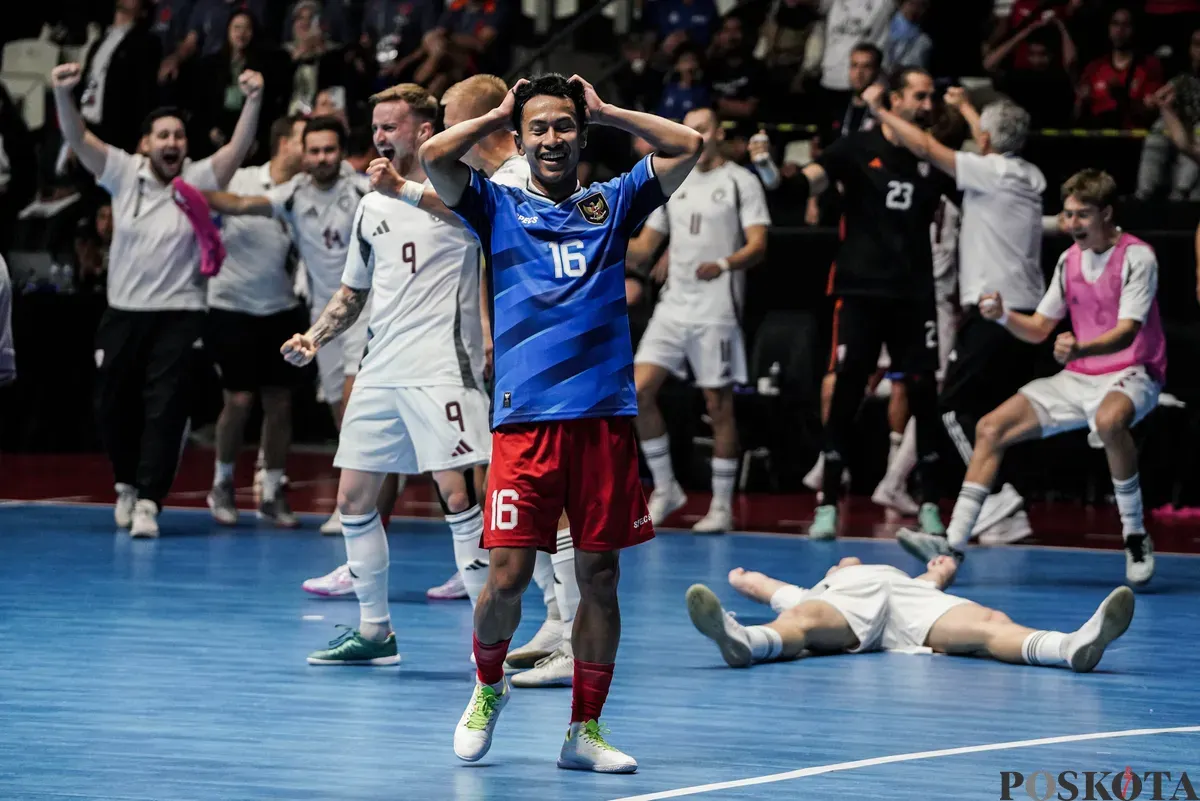 Ekspresi Pemain Timnas futsal Indonesia Guntur Ariwibowo usai kalah saat melawan Timnas futsal Latvia pada turnamen AQUA Futsal Four Nations Cup 2025 di GBK Basket Hall, Senayan, Jakarta, Minggu (21/9/2025). (Sumber: Poskota/Bilal Nugraha Ginanjar)