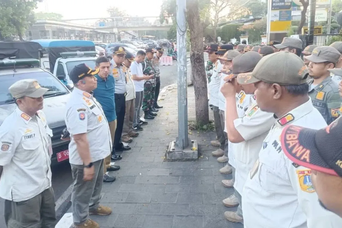 Petugas Satpol PP Jakarta Timur berjaga di Cawang, Jakarta Timur. (Sumber: Dok. Kominfotik Satpol PP Jaktim)