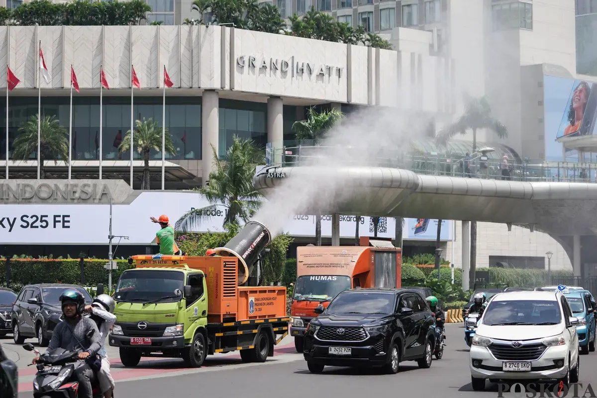 Petugas Dinas Lingkungan Hidup (DLH) DKI Jakarta menyemprotkan water mist di Kawasan Monas hingga Bundaran HI, Jakarta, Senin, 22 September 2025. (Sumber: Poskota/Bilal Nugraha Ginanjar)