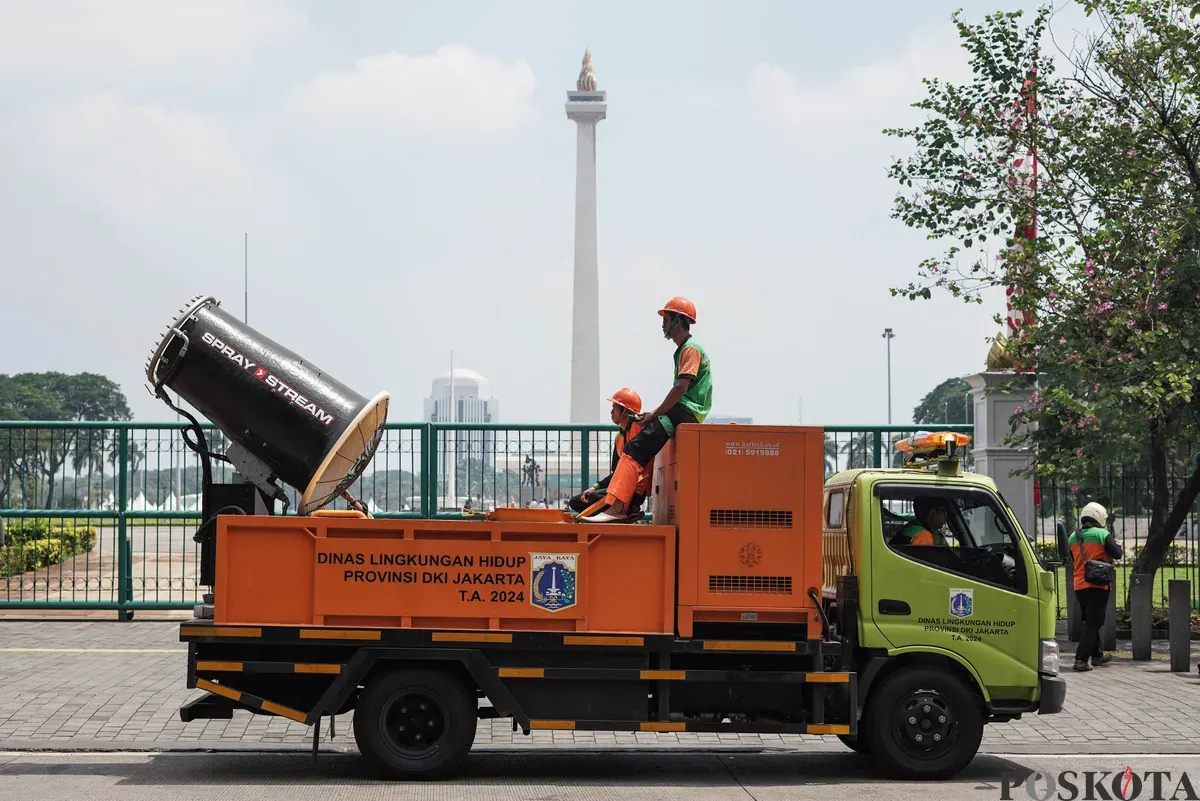 Petugas Dinas Lingkungan Hidup (DLH) DKI Jakarta menyemprotkan water mist di Kawasan Monas hingga Bundaran HI, Jakarta, Senin, 22 September 2025. (Sumber: Poskota/Bilal Nugraha Ginanjar)