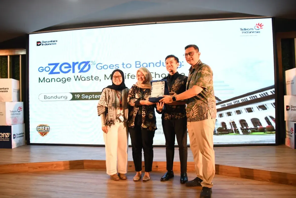 EVP Telkom Regional 2 Edie Kurniawan saat memberikan hadiah kepada juara Innovation Festival. (Sumber: Dok. Telkom Indonesia)