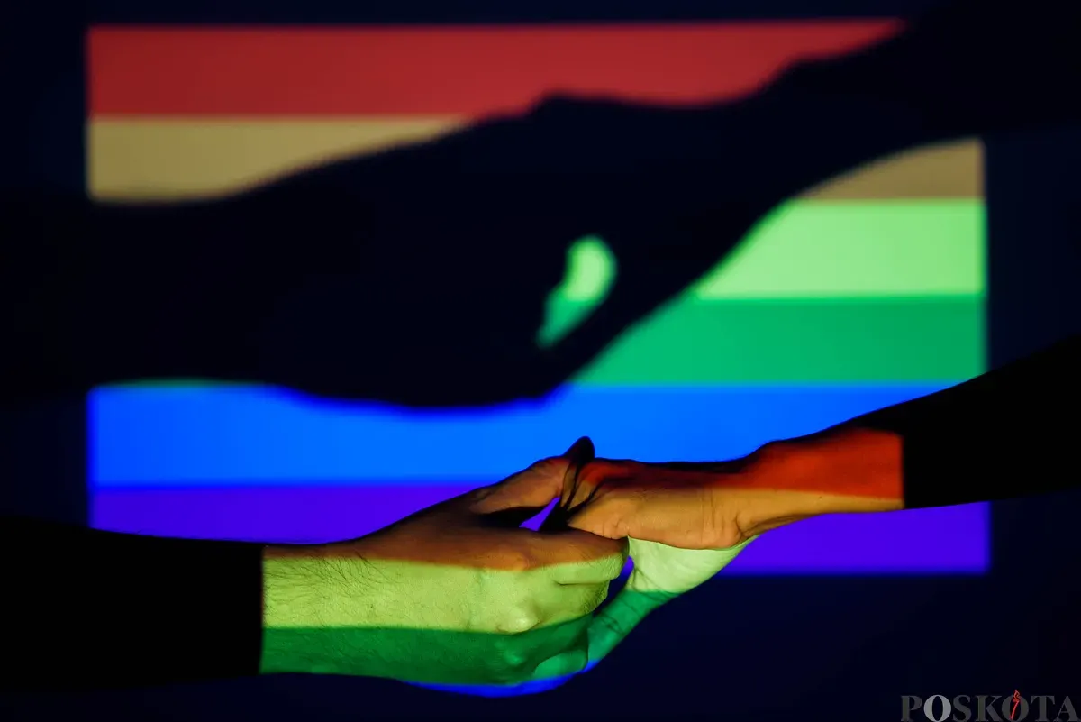 Ilustrasi tangan berpegangan dengan bendera LGBT. (Sumber: Poskota/Bilal Nugraha Ginanjar)