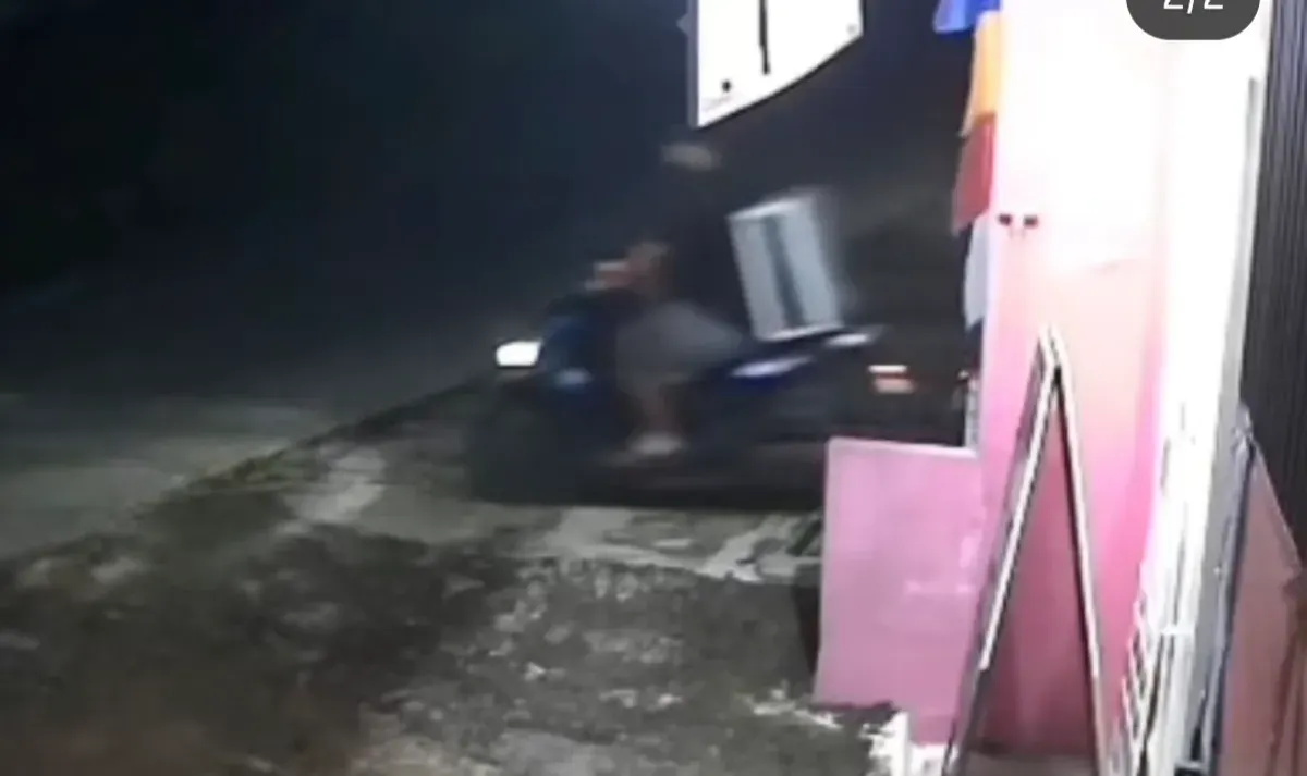 Tangkapan layar CCTV memperlihatkan rekaman pria bertubuh tambun mencuri AC di Kota Depok. (Sumber: Istimewa)