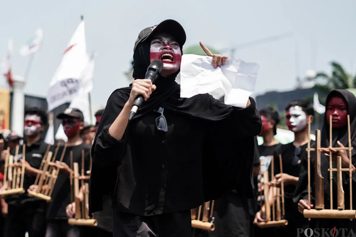 Pengunjuk rasa membacakan puisi saat aksi memperingati Hari Tani Nasional di depan Gedung DPR, Jakarta, Rabu, 24 September 2025. (Sumber: Poskota/Bilal Nugraha Ginanjar)