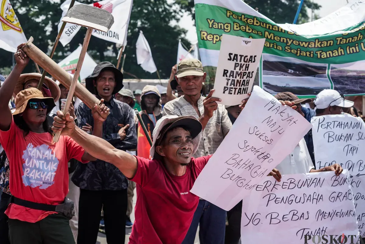 Pengunjuk rasa bersorak saat aksi memperingati Hari Tani Nasional di depan Gedung DPR, Jakarta, Rabu, 24 September 2025. (Sumber: Poskota/Bilal Nugraha Ginanjar)