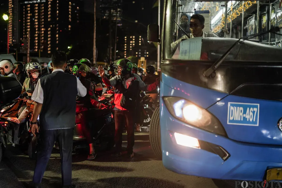 Sejumlah kendaraan bermotor terjebak kemacetan di Jalan Pejompongan, Bendungan Hilir, Jakarta, Rabu, 24 September 2025, malam. (Sumber: Poskota/Bilal Nugraha Ginanjar)