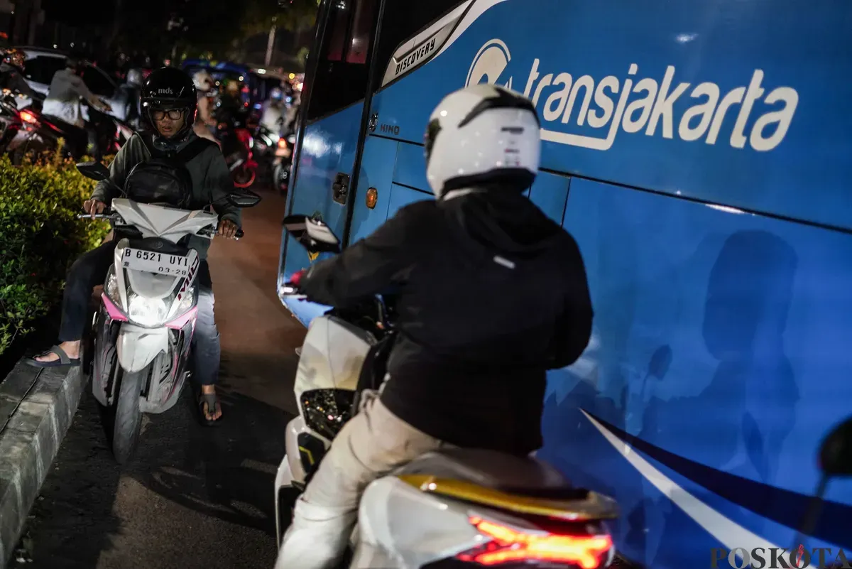 Sejumlah kendaraan bermotor terjebak kemacetan di Jalan Pejompongan, Bendungan Hilir, Jakarta, Rabu, 24 September 2025, malam. (Sumber: Poskota/Bilal Nugraha Ginanjar)