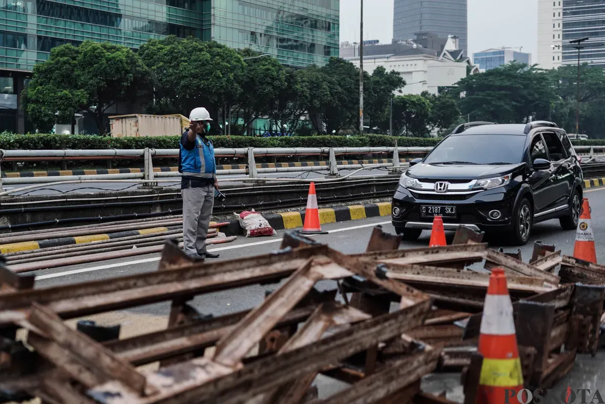 Petugas Jasamarga mengatur kendaraan yang ingin memasuki Gerbang Tol Kuningan, Jakarta, Kamis, 25 September 2025. (Sumber: Poskota/Bilal Nugraha Ginanjar)