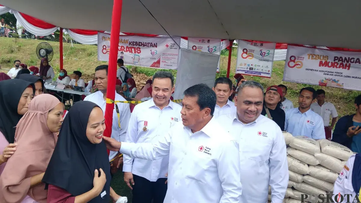Bupati Tangerang, Moch. Maesyal Rasyid menyerahkan paket sembako dalam acara HUT ke-80 PMI dan HUT ke-393 Kabupaten Tangerang di Volunteer Park PMI, Kecamatan Solear, Minggu, 28 September 2025. (Sumber: Poskota/Veronica Prasetio)