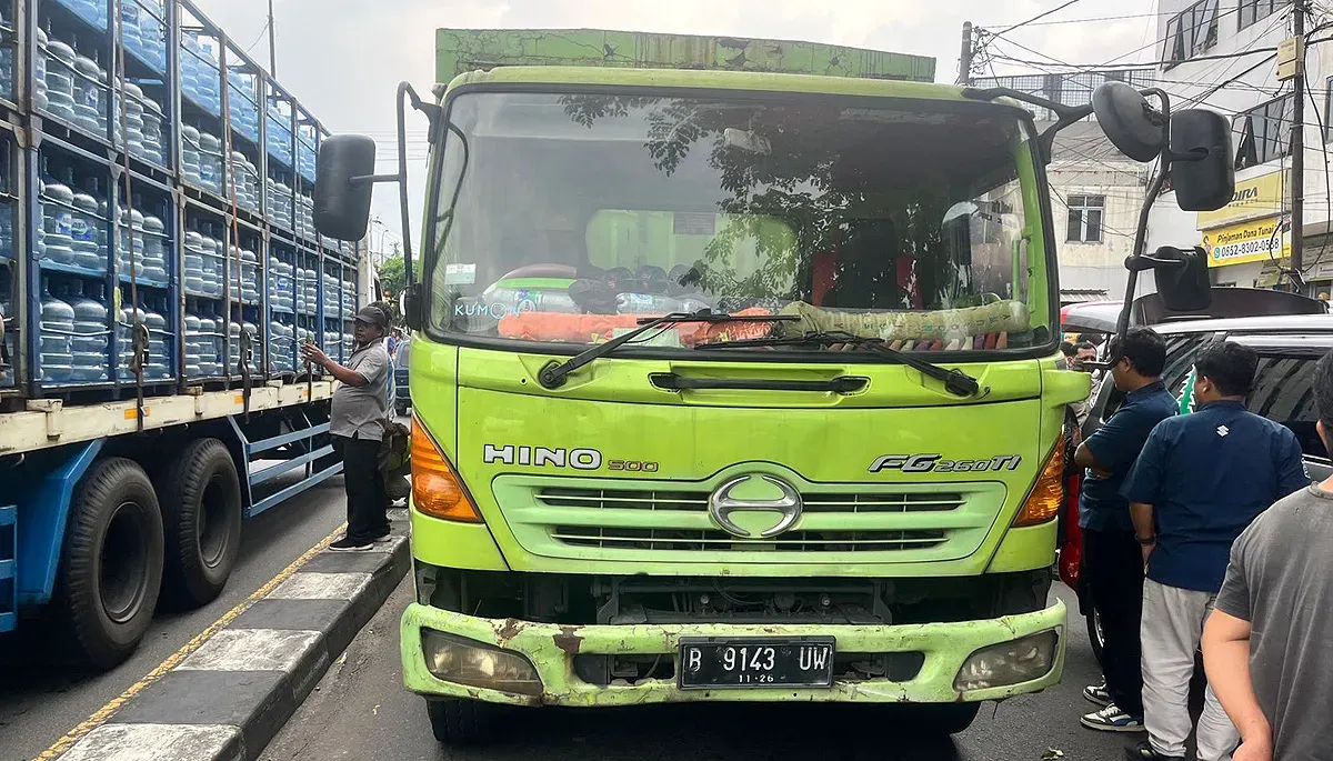 Petugas polisi melakukan olah TKP kecelakaan truk dan motor di Jalan Raya Bogor, Cisalak, Depok, Senin, 29 September 2025. (Sumber: Dok Polres Metro Depok)