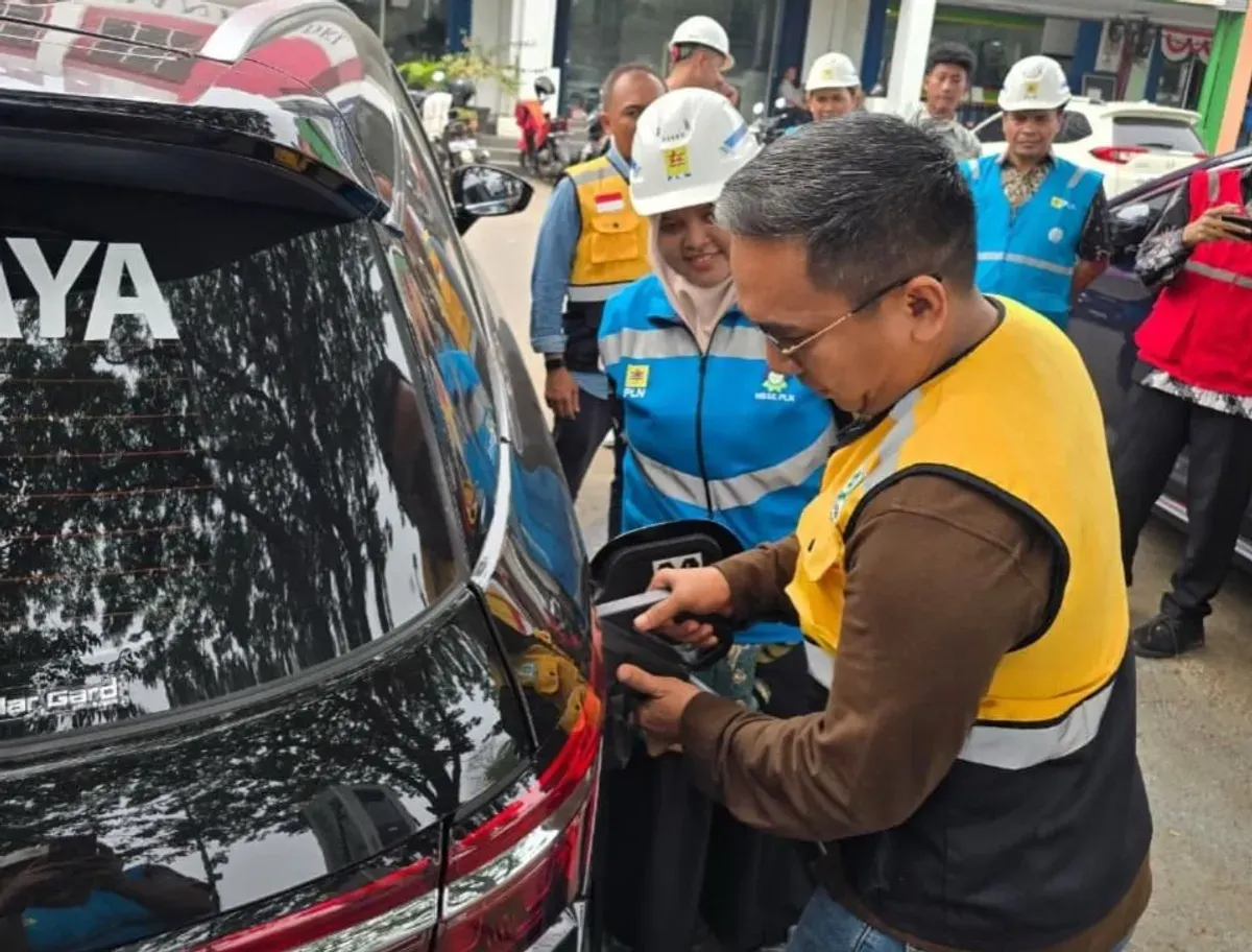 Simulasi pengisian daya mobil listrik oleh General Manager SBU KBN Cakung, Arief Maulana didampingi Manager PLN UP3 Marunda, Suzana Zein. (Sumber: Dok. PLN UID Jakarta Raya)