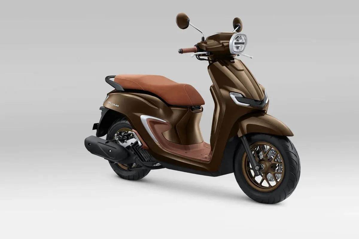 Honda Stylo 160 varian ABS juga diberikan pilhan warna terbaru yaitu Royal Blue dan Royal Brown. (Sumber: AHM)