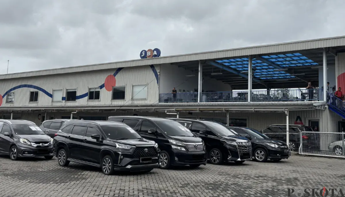Kejelasan kondisi kendaraan dan dokumen menjadi faktor penting bagi peserta lelang di JBA Indonesia. (Sumber: Poskota/Aldi Harlanda Irawan)