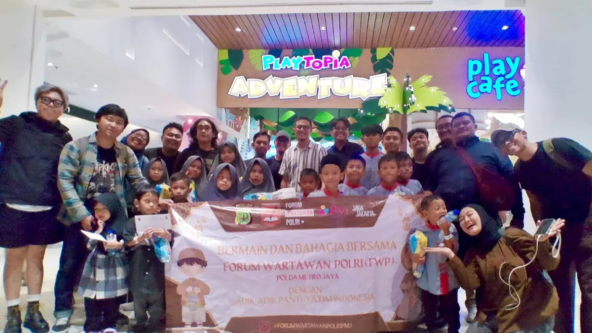 Forum Wartawan Polri (FWP) Polda Metro Jaya menggelar kegiatan sosial tahunan dengan anak yatim, di Playtopia, Senayan Park, Jakarta, pada Jumat, 3 April 2026. (Sumber: Poskota/ Ali Mansur)