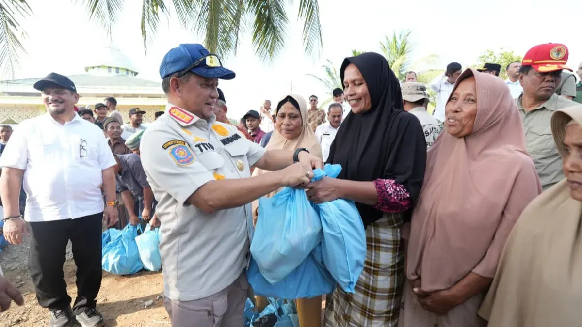 Mendagri Tito Karnavian tinjau pengungsi di Aceh Tamiang. (Sumber: Istimewa)
