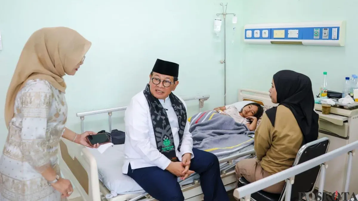 Gubernur Jakarta Pramono Anung saat menjenguk siswa keracunan MBG di RSKD, Duren Sawit, Jakarta Timur, Sabtu, 4 April 2026. (Sumber: Poskota/M Tegar Jihad)