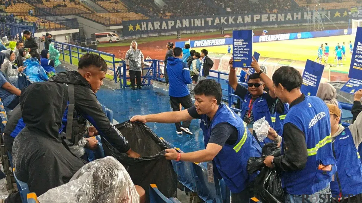 Kegiatan bersih-bersih atau jaga kebersihan yang dilakukan di tiap laga Persib, di Stadion GBLA, Gedebage, Kota Bandung. (Sumber: Poskota/Gatot Poedji Utomo)