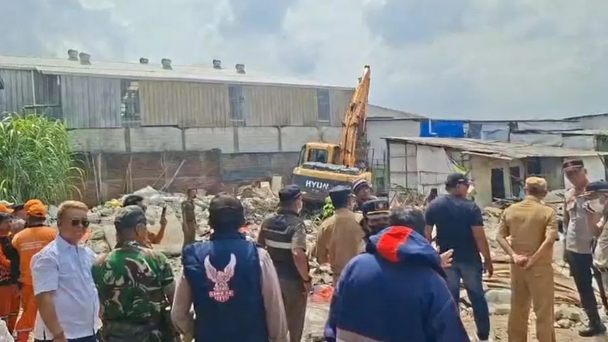 Keributan saat proses relokasi warga Kampung Bilik dengan pemerintah terkait lahan yang akan digunakan sebagai tempat pemakaman umum (TPU) Pegadungan di Kalideres, Jakarta Barat, pada Senin, 6 April 2026. (Sumber: Istimewa)