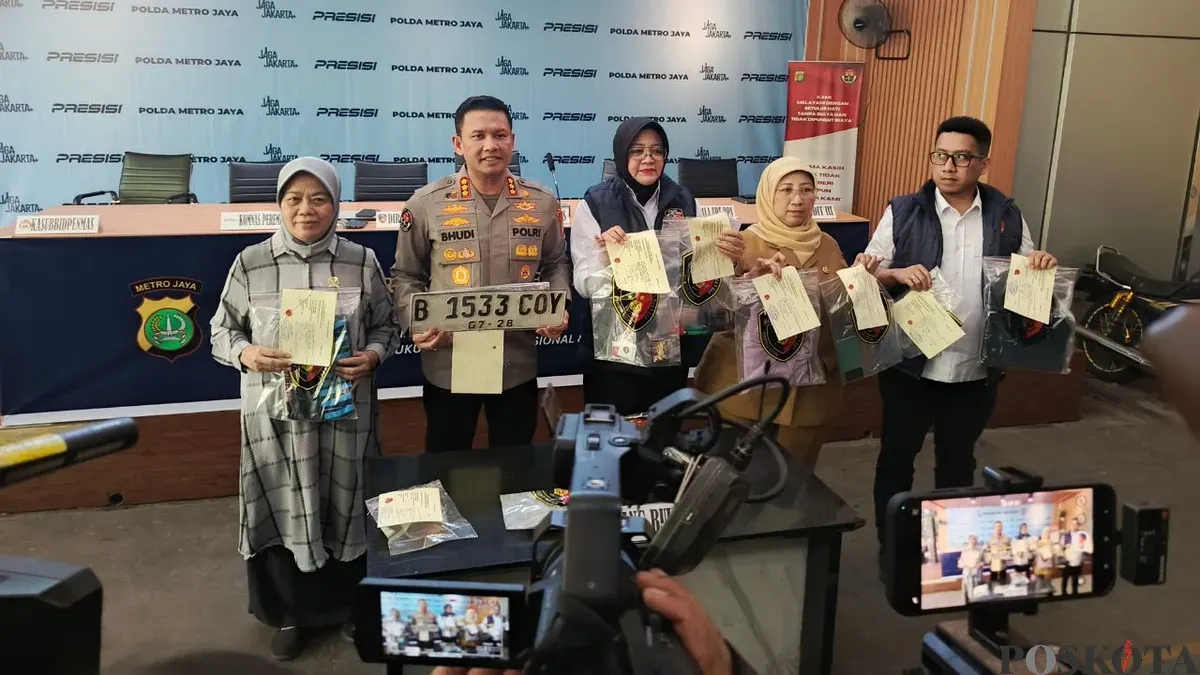 Konferensi pers pengungkapan kasus dugaan tindakan pencabulan driver online atau taksi online terhadap penumpangnya, di Polda Metro Jaya, Jakarta Selatan, Senin, 6 April 2026. (Sumber: Poskota/Ali Mansur)