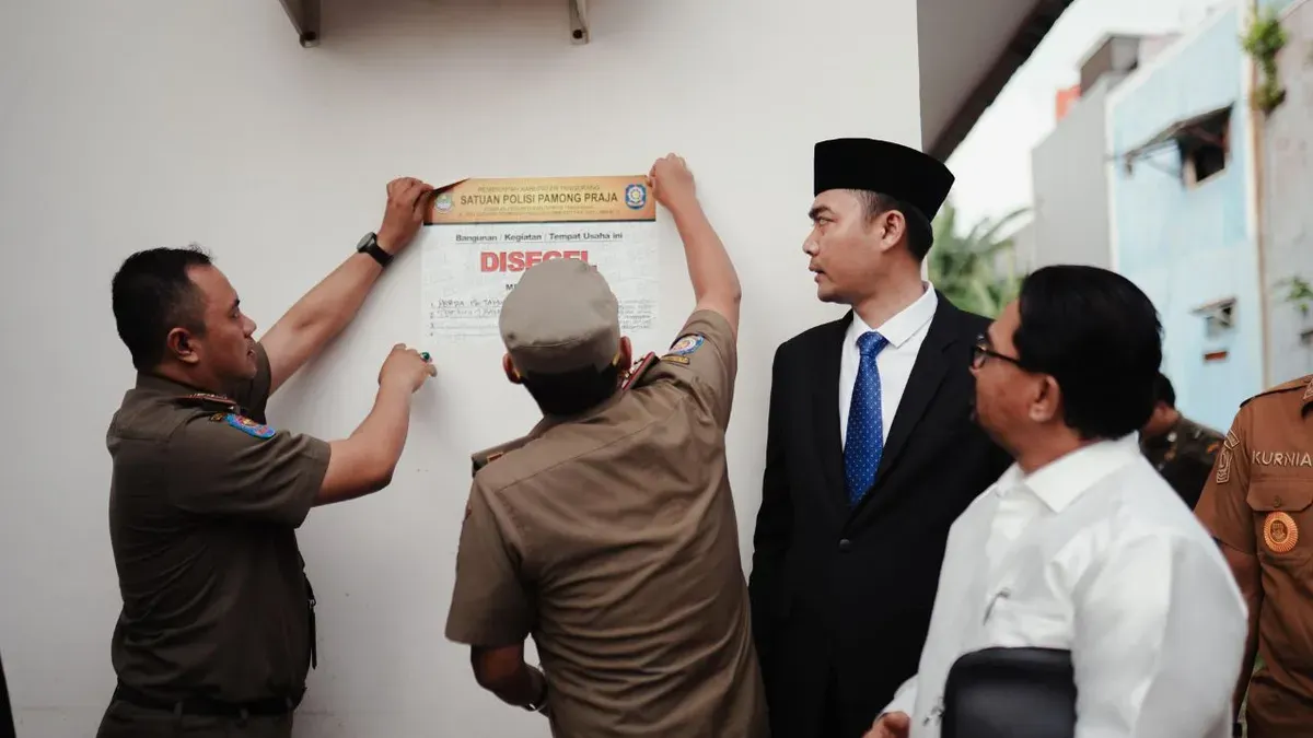 Staf Khusus Menteri Agama Republik Indonesia, Gugun Gumilar, membuka kembali segel Yayasan dan Rumah Doa Jemaat POUK Tesalonika di Teluknaga, Kabupaten Tangerang, Banten, Senin, 6 April 2026. (Sumber: Dok. Kemenag)