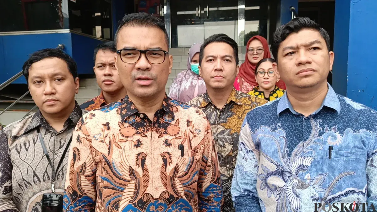 Wakil Ketua Umum Partai Solidaritas Indonesia (PSI) Ronald Aristone Sinaga alias Bro Ron (tengah). (Sumber: Poskota/ Ali Mansur)